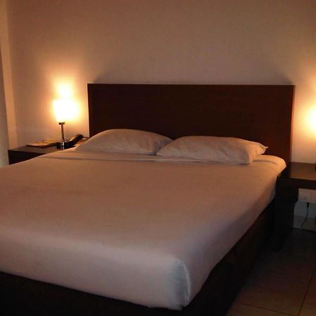 Hotel Lucky Inn Manado Exterior photo