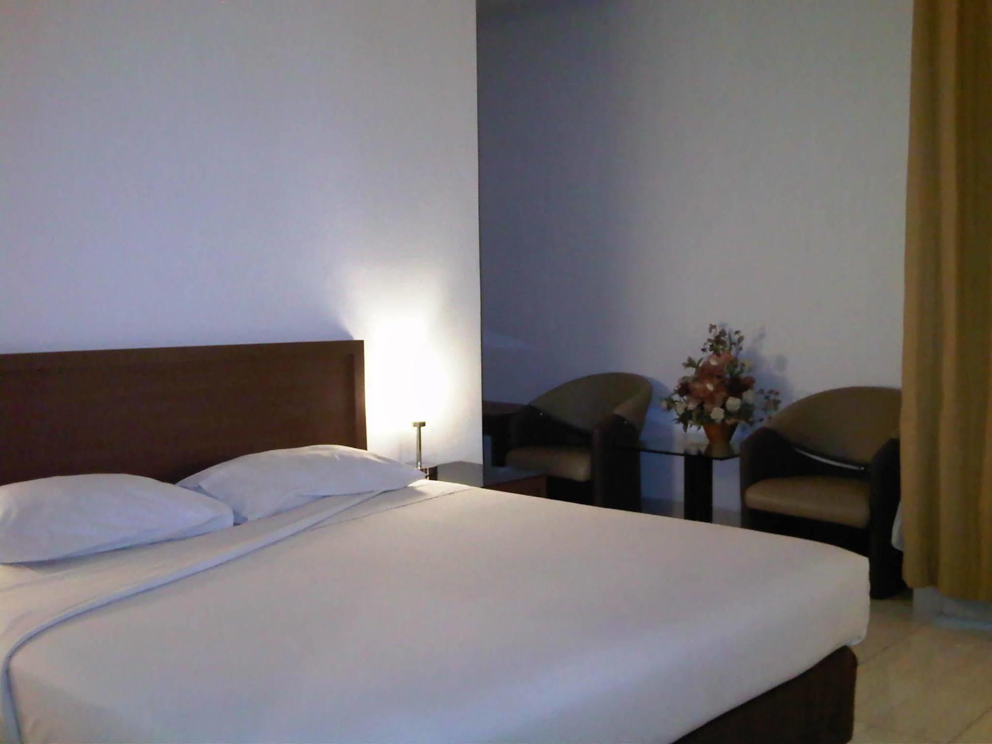 Hotel Lucky Inn Manado Exterior photo