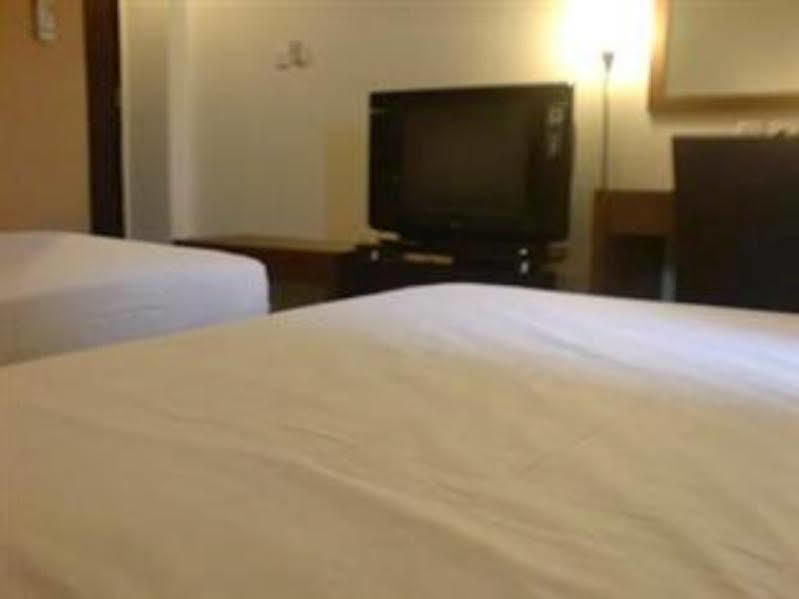 Hotel Lucky Inn Manado Exterior photo